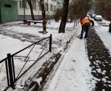 Продолжается очистка территории от снега (1).jpg