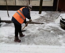 Продолжается очистка территории от снега (4).jpg