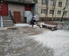 Очистка подходов к парадным от снега (4).jpg