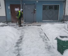 Очистка подходов к парадным от снега и наледи (1).jpg