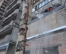 4Очистка кровли технического этажа и козырьков парадных от снега и наледи по адресу ул. Бухарестская д. 120 к.1 (3).jpg