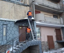 Очистка кровли технического этажа и козырьков парадных от снега и наледи по адресу ул. Бухарестская д. 120 к.1 (1).jpg