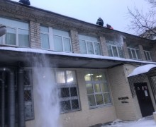 Очистка кровли от снега и наледи по адресу ул. Бухарестская д. 74 (4).jpg