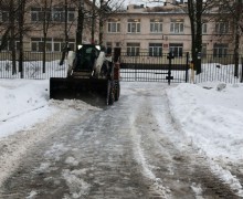 Уборка территории от снега и наледи по адресу ул. Турку д.124.jpg