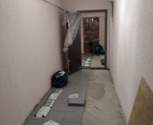 Малая Бухарестская 11.60 пар.4 эт.11 настил кафельной плитки в квартирном холле..jpeg