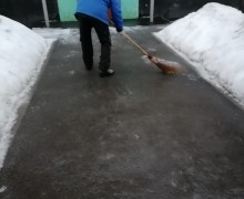 Очистка подходов к парадным от снега и наледи3.jpg