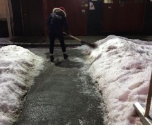 Очистка подходов к парадным от снега и наледи.jpeg