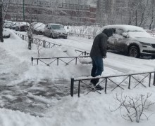 Очистка подходов к парадным от снега16.jpeg
