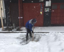 Очистка подходов к парадным от снега14.jpeg