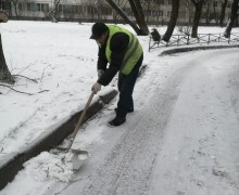 Продолжается очистка территории от снега и наледи5.jpeg