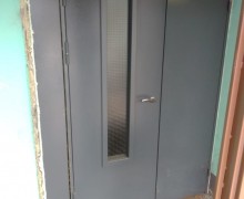 Установка тамбурной двери на лестничной клетке #3 по адресу ул. Бухарестская, д.67 , кор.1.jpeg