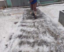 Очистка подходов к парадным от снега4.jpeg