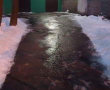Очистка подходов к парадным от снега и наледи5.jpeg