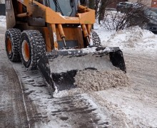 Активно продолжается уборка территории от снега и наледи6 .jpeg