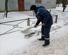 Активно продолжается уборка территории от снега и наледи4 .jpeg