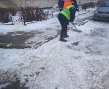 Активно продолжается уборка территории от снега и наледи2.jpeg