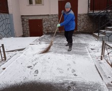 Активно продолжается уборка территории от снега и наледи.jpeg