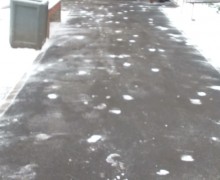 Очистка подходов к парадным от снега и наледи .jpeg