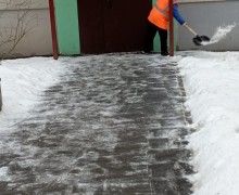 Очистка подходов к парадным от снега и наледи4 .jpeg