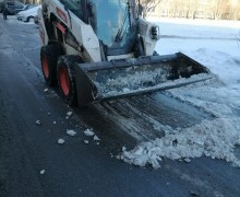 Активно продолжается уборка территории от снега и налед65.jpeg